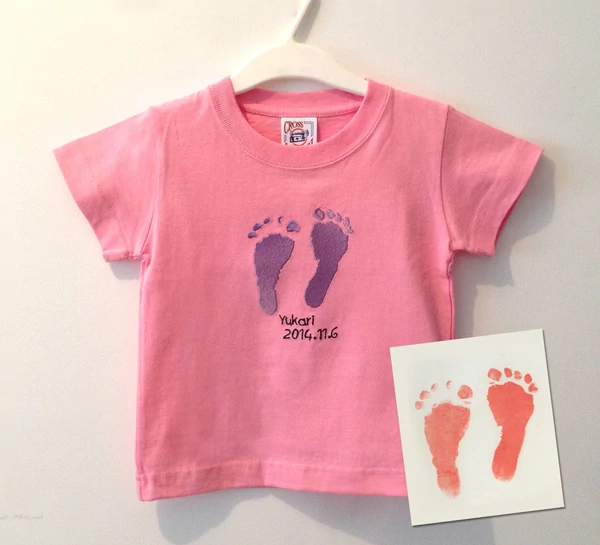 【出産祝い・子供向け】サプライズプレゼントのアイデア。<br>お子さま誕生時の足型を刺繍Tシャツにしちゃおう！