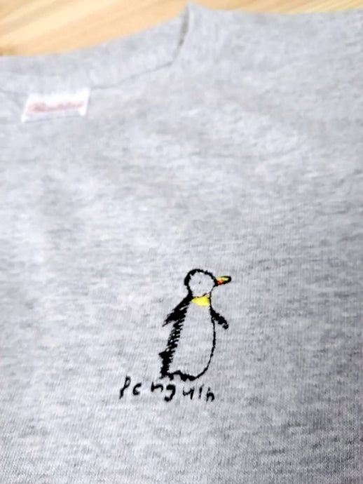 ペンギンがとってもキュート。ワンポイントロゴの刺繍Tシャツ