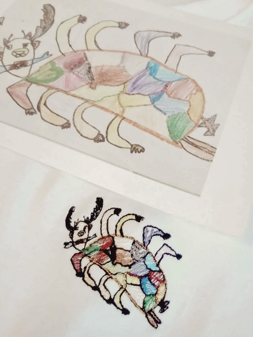 子どもが昆虫をアートに描く。　素敵な色使いのワンポイントイラストTシャツ